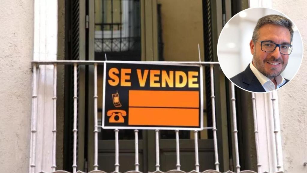 El experto Sergio Gutiérrez junto a un piso en venta.
