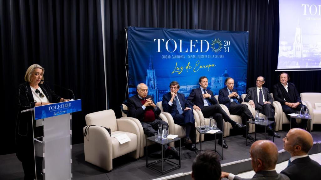 Esther Esteban abriendo la presentación, junto al Consejo Rector. Foto: Javier Longobardo