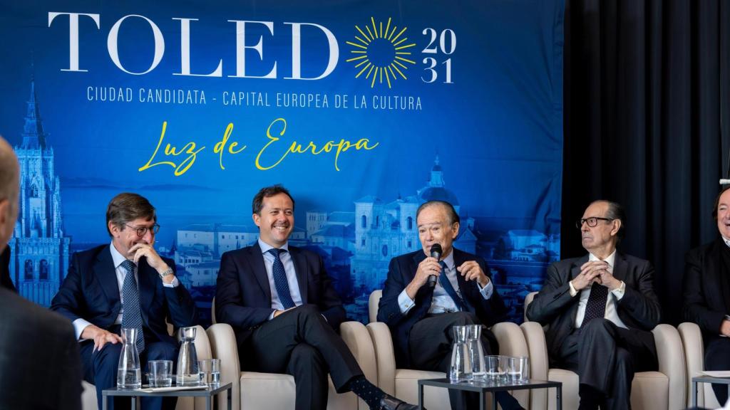 Gregorio Marañón toma la palabra en un momento del acto entre el alcalde de Toledo Carlos Velázquez y el pintor Rafael Canogar. A la izquierda, José Ignacio Goirigolzarri. Foto: Javier Longobardo