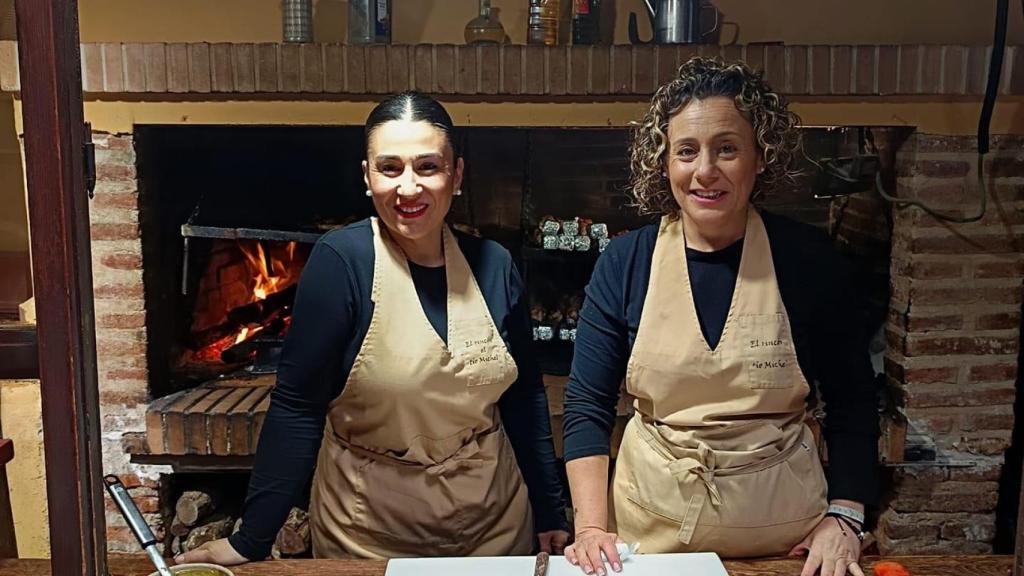 Begoña y Susana al lado de su conocida parrilla en el restaurante