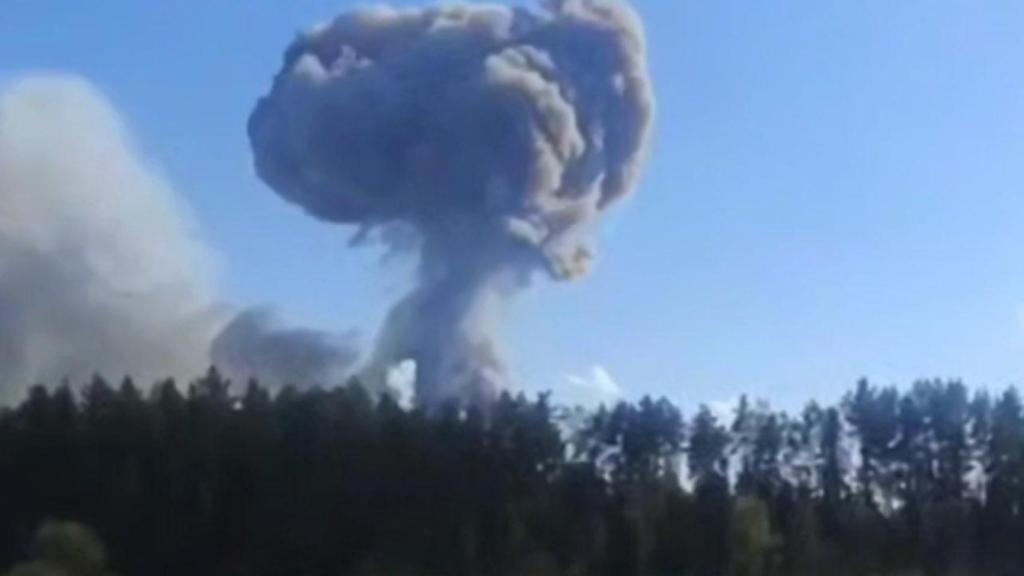 El humo se eleva tras una de las potentes explosiones registradas en la provincia de Vladimir.