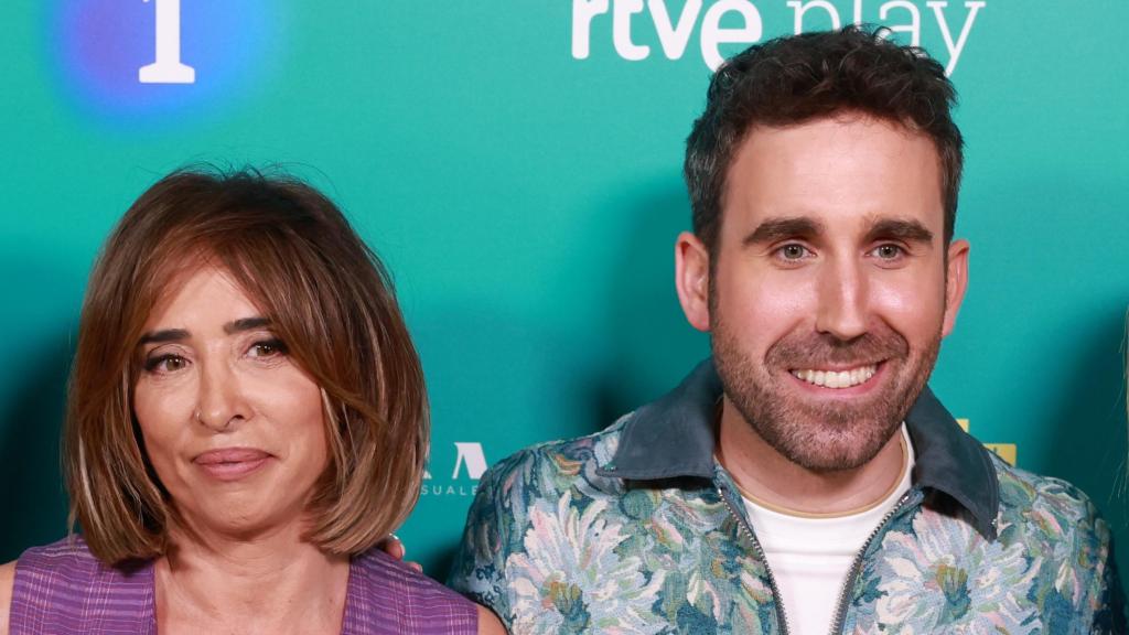 María Patiño y Aitor Albizua, presentadores de 'La familia de la tele'.