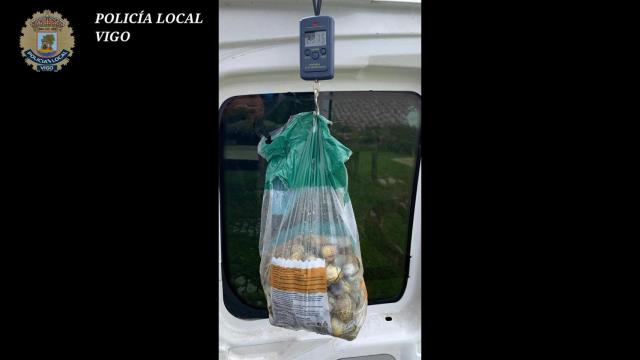 Almejas decomisadas a dos mariscadores furtivos sorprendidos en la playa de Ríos de Fóra en Teis