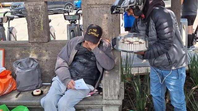 El dibujante Baldemar Celiz recibiendo un regalo de un admirador.