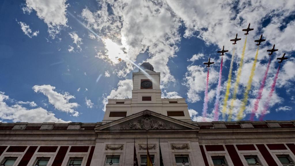 La patrulla Águila, durante el acto cívico militar por el Día de la Comunidad de Madrid en la Puerta del Sol, a 2 de mayo de 2024.