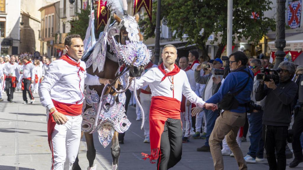 El alcalde de Caravaca de la Cruz, José Francisco García (d), participa en una edición anterior de los Caballos del Vino.