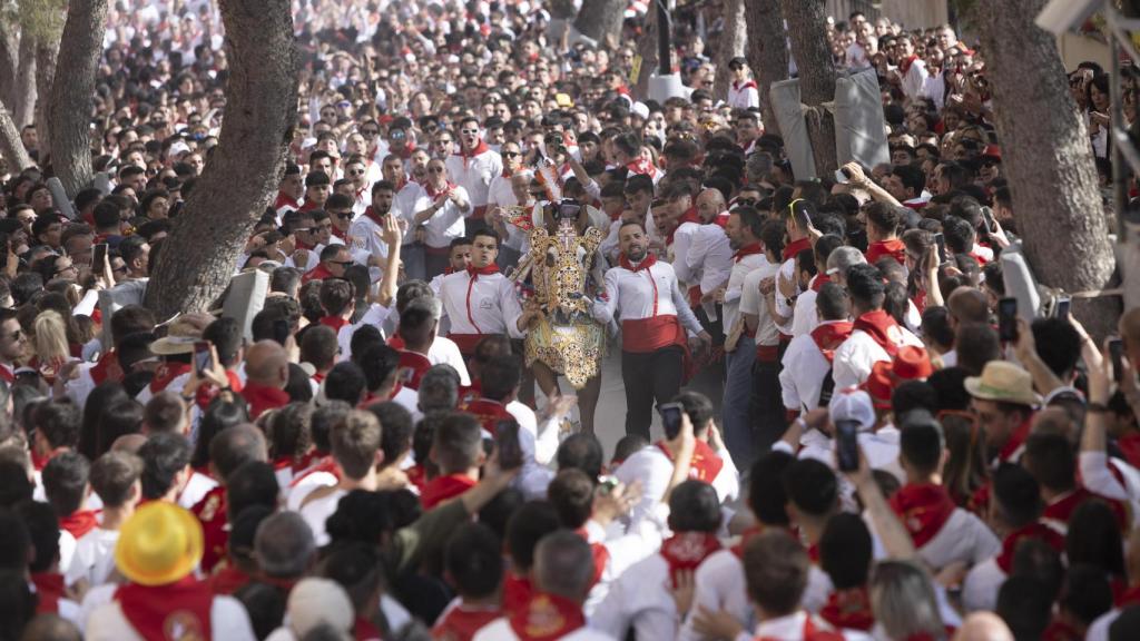 Centenares de personas se agolpan en las calles de Caravaca de la Cruz para asistir a las fiestas en honor a la Santísima y Vera Cruz.