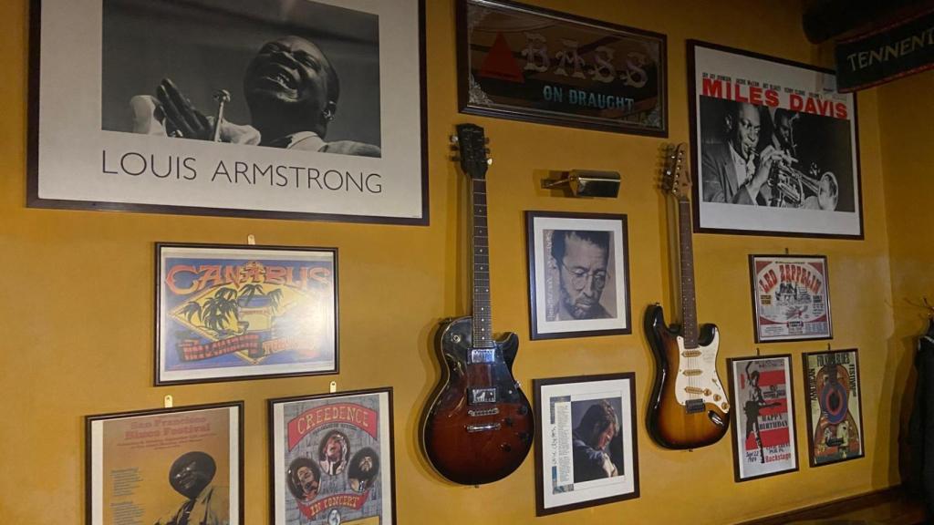 La taberna destaca por su música de rock and roll y jazz.