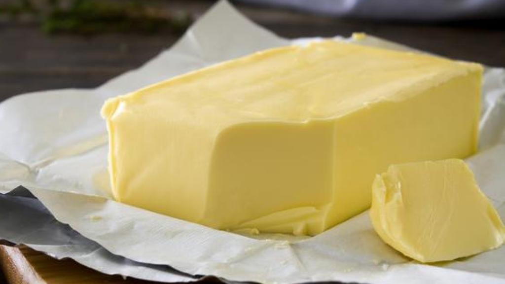 Primer plano de una porción de mantequilla.