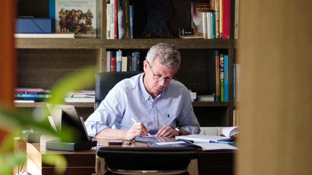 Rueda prepara su discurso en su despacho.