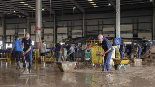 Voluntarios ofreciendo ayuda en una nave tras la dana. Efe