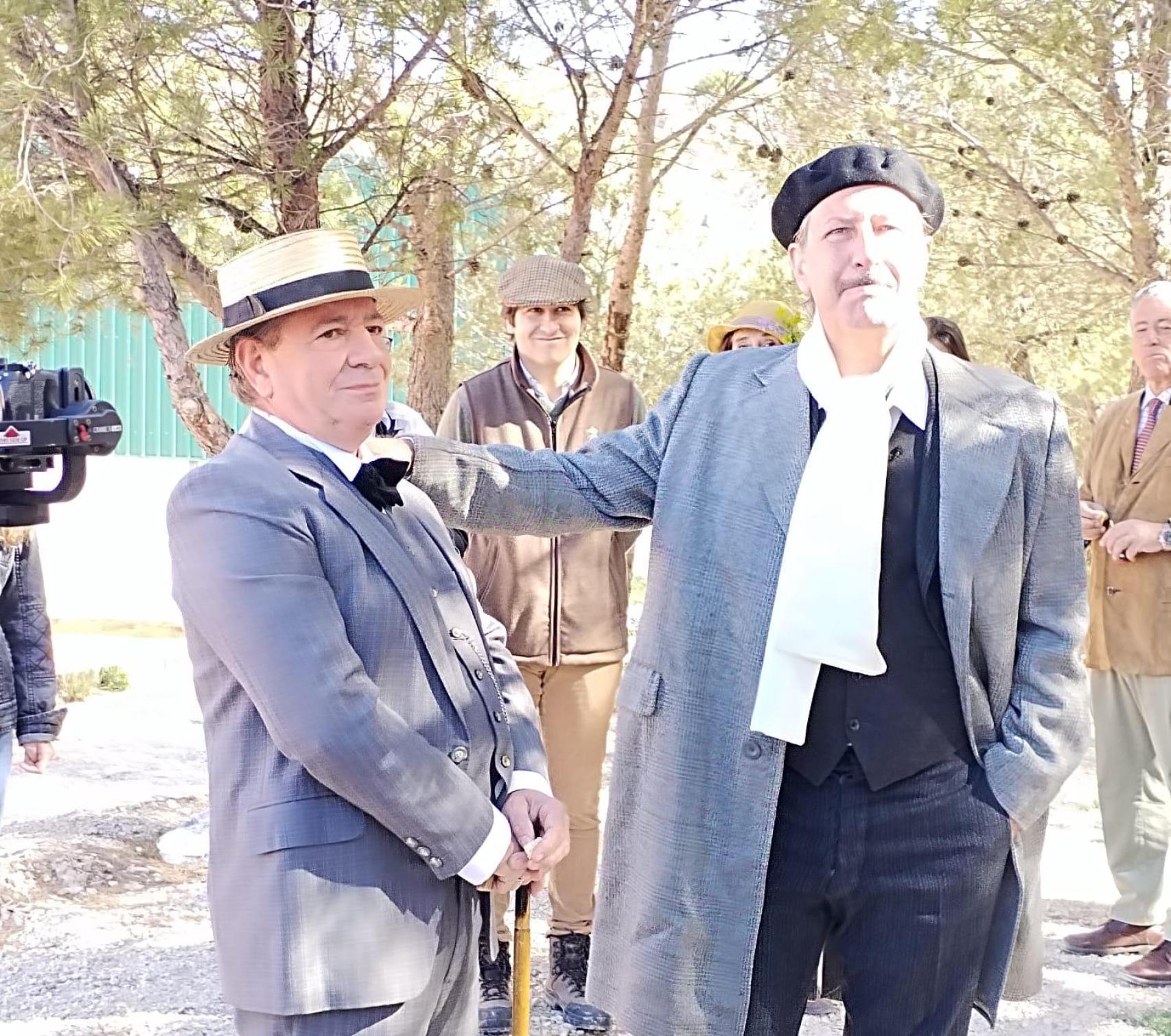 El alcalde de Fuendetodos, Enrique Salueña Mateo, a la izquierda de la imagen, en una edición pasada de la Romería.