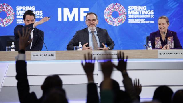 De izquierda a derecha: José Luis de Haro, Pierre-Olivier Gourinchas y Petya Koeva en la rueda de prensa de presentación del informe 'Perspectiva Económica Mundial' del FMI.