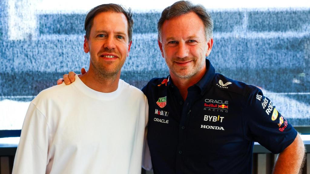 Sebastian Vettel, junto a Christian Horner, en el Gran Premio de Emilia-Romaña 2024