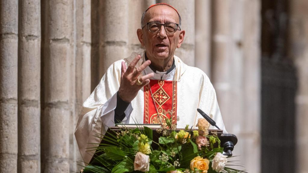 El cardenal elector y arzobispo de Barcelona, Juan José Omella, oficia la misa de Pascua en la Catedral de Barcelona.