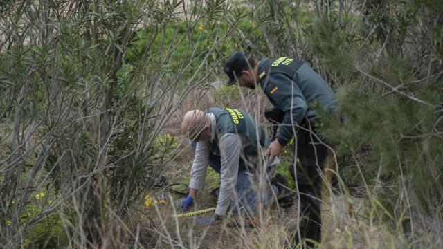 En una foto de archivo, agentes de la Guardia Civil toman muestras en una escena del crimen en la Comunidad Valenciana.
