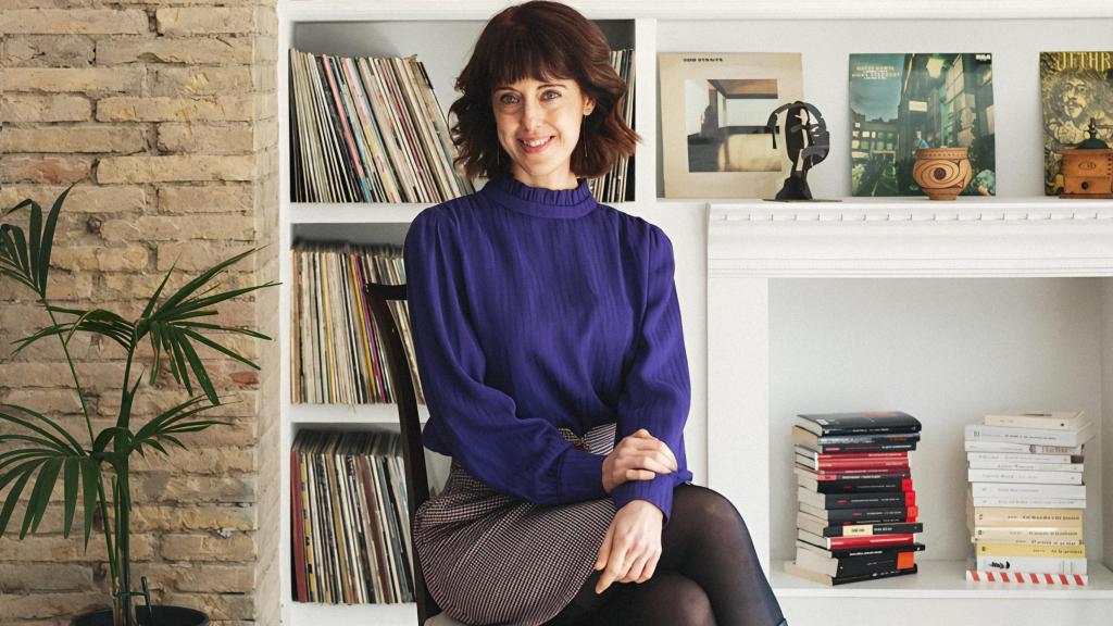 Irene Vallejo sentada en su cuarto de estar.