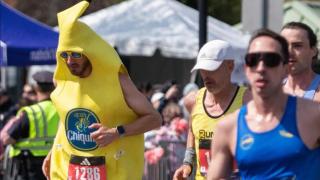 Jordan Maddocks, corriendo la maratón de Boston vestido de plátano