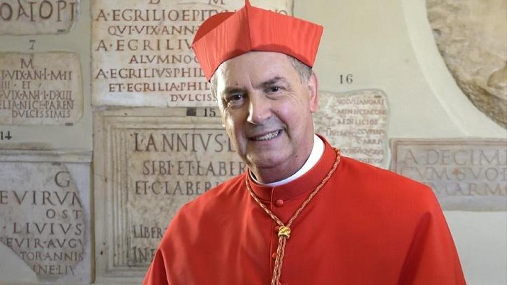 El nuevo cardenal y rector Mayor de los Salesianos, Ángel Fernández Artime, posa en el acto de nombramiento de cardenales en la basílica vaticana de San Pedro.