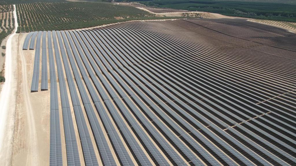 Parque solar Pinos Puente de Verbund en España.