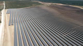 Parque solar Pinos Puente de Verbund en España.