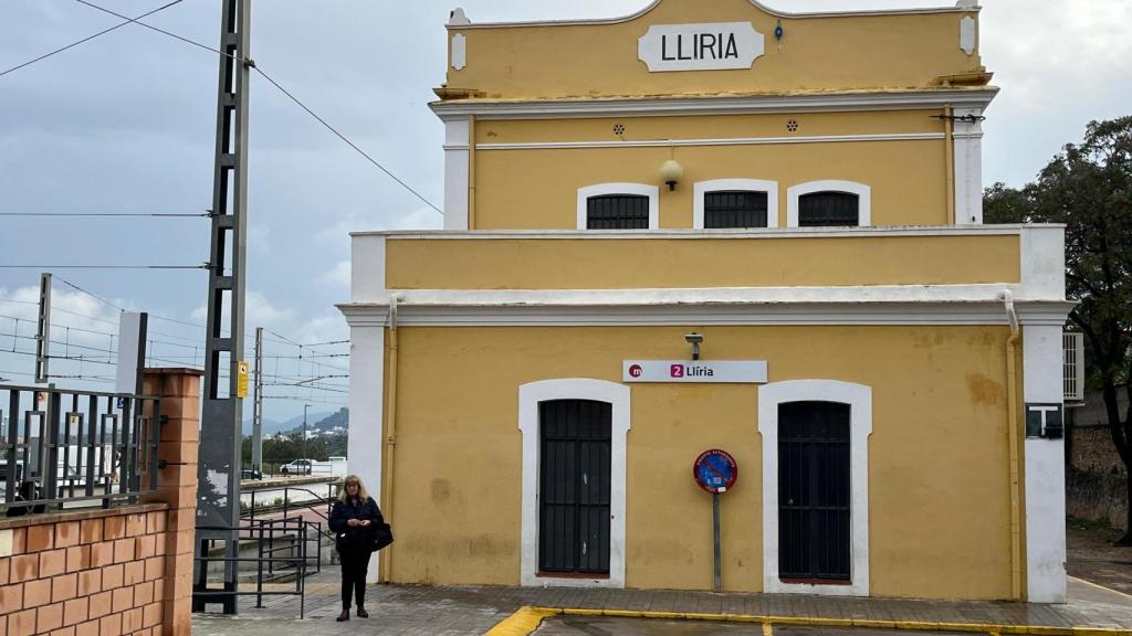 Una señora espera en la estación de metro de Llíria a última hora de la tarde de este jueves.