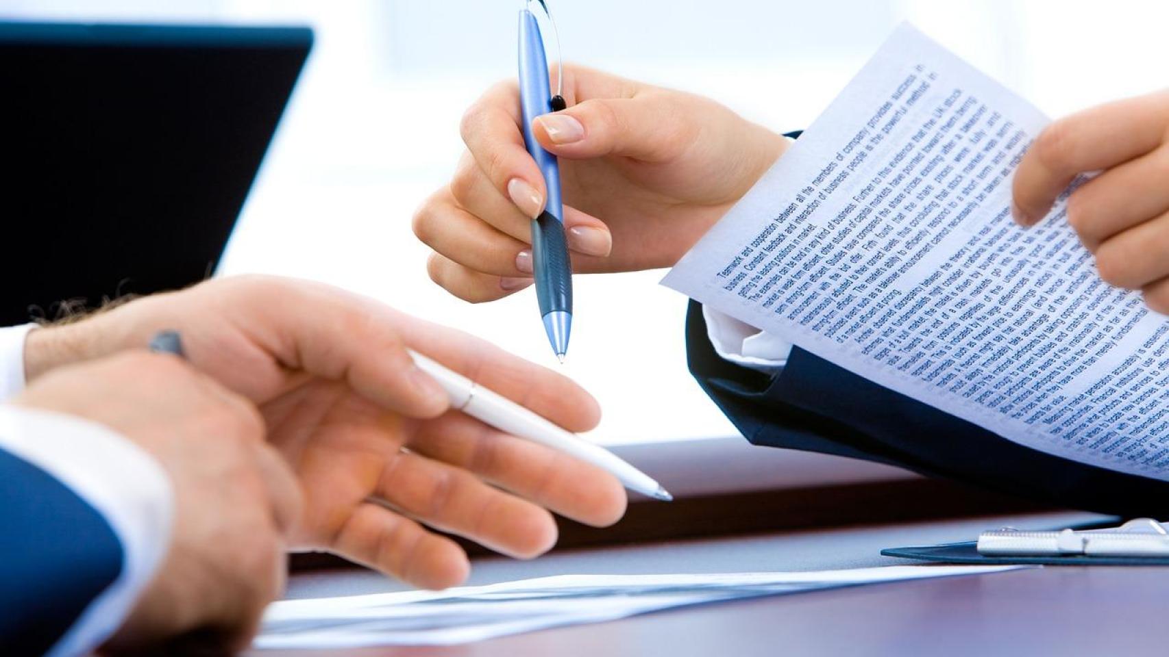 Firma de un contrato.