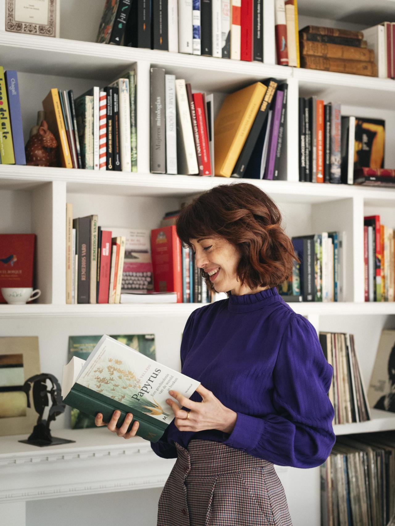 Irene Vallejo en su cuarto de estar.