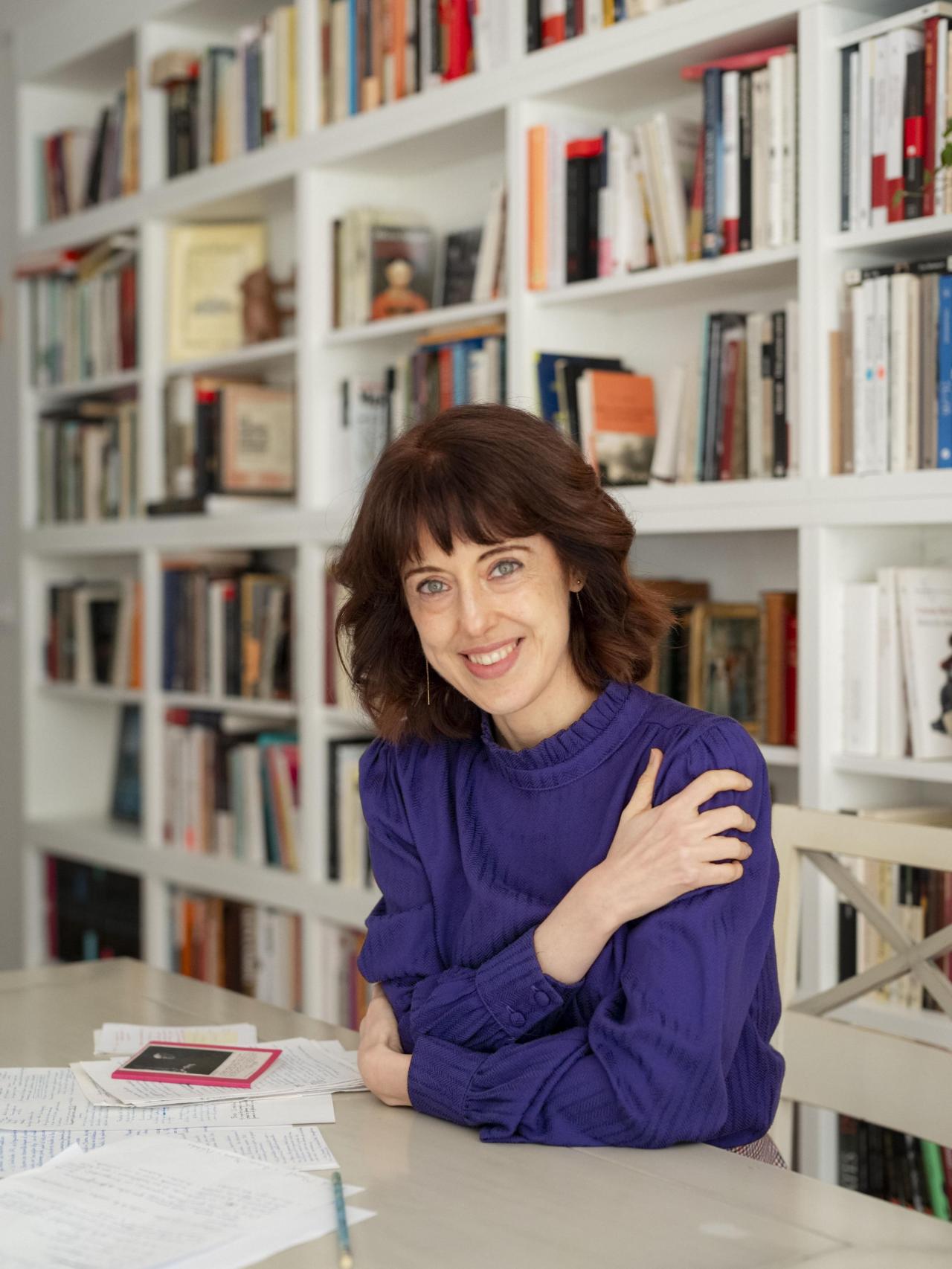 Irene Vallejo trabajando en su casa.