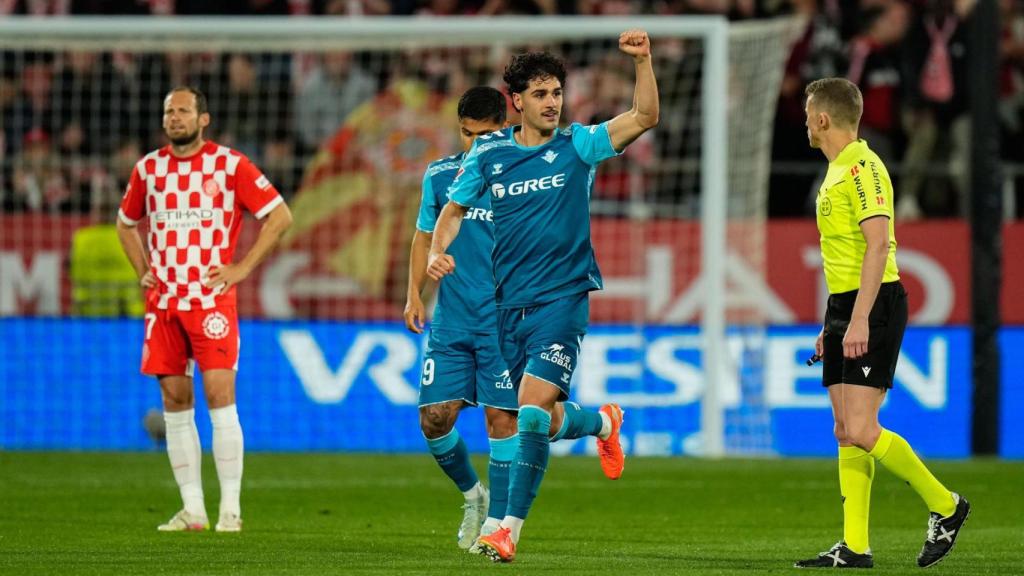 Blind, con los brazos en jarra tras el gol de Cardoso.