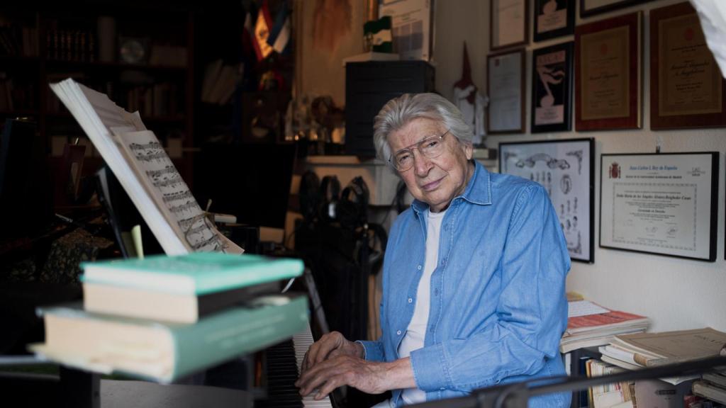 El compositor Manuel Alejandro en su casa de Alcobendas, junto a su piano.