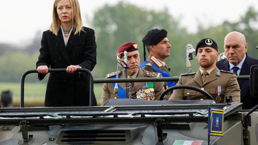 La primera ministra de Italia, Giorgia Meloni, pasa revista a una guardia de honor mientras asiste a una ceremonia con motivo del 163 aniversario del Ejército italiano, en Roma, Italia, 3 de mayo de 2024.
