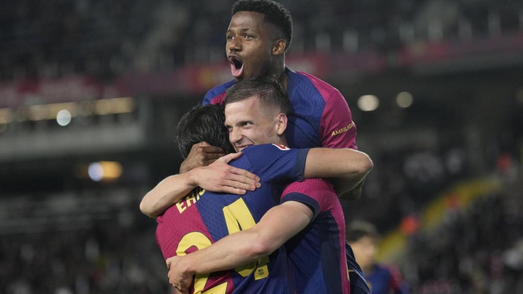 Olmo, Eric García y Ansu Fati celebran un gol ante el Mallorca.
