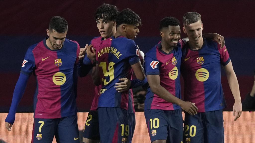 Los futbolistas del Barça celebran el gol de Olmo contra el Mallorca.