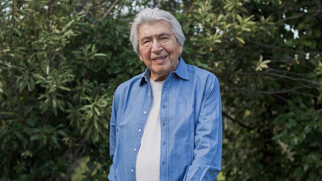 El compositor Manuel Alejandro en el jardín de su casa.