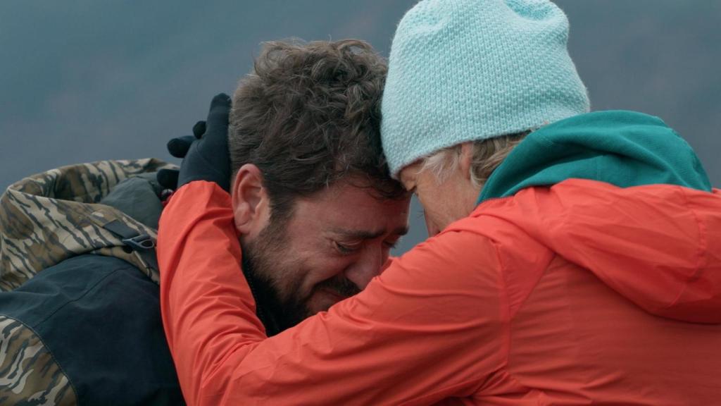 Jesús Calleja abraza a Antonio Orozco en 'Universo Calleja'.