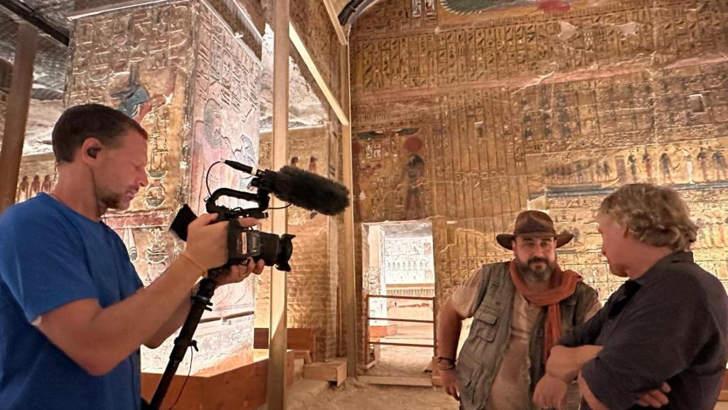 Jesús Calleja con el prestigioso egiptólogo Tito Vivas en el interior de la pirámide de Keops.