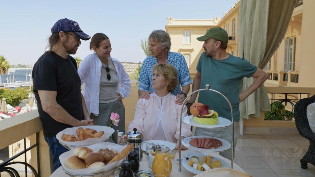 Santiago Segura, Laura Escanes, Mercedes Milá, José Mota, con Jesús Calleja.