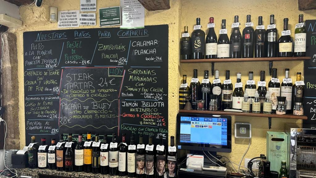 Una de las pizarras con los platos que ofrecen en La Esquina de Colás.