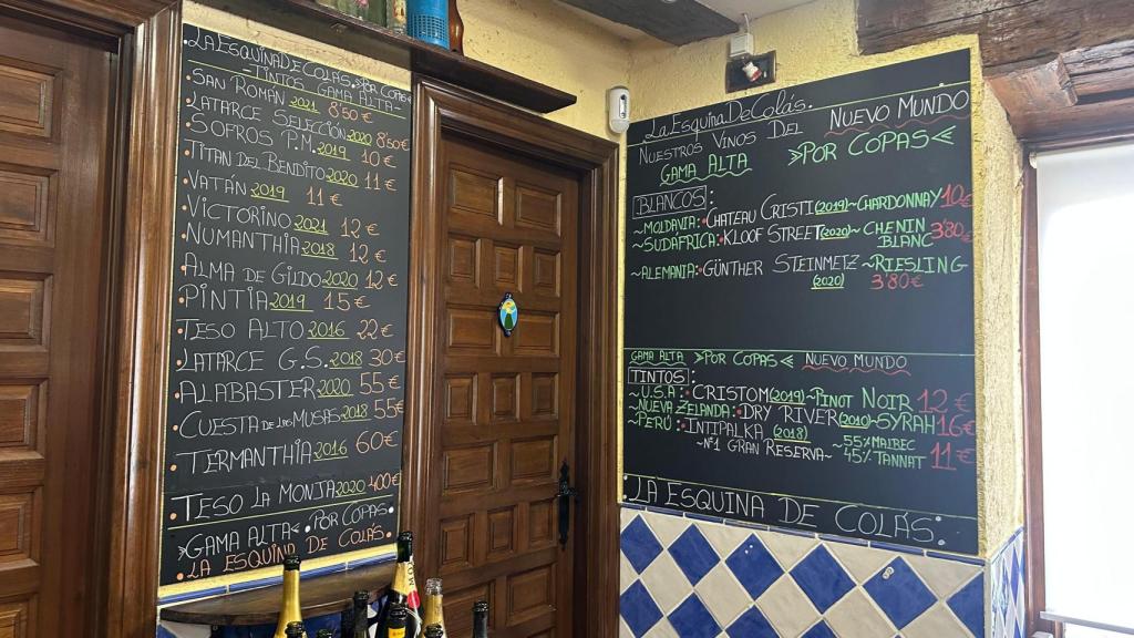 La pizarra que muestra el excelente surtido de vinos por copas.