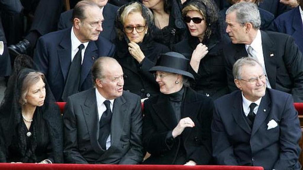Los eméritos Sofía y Juan Carlos junto a los anteriores Reyes de Dinamarca en el funeral de Juan Pablo II.