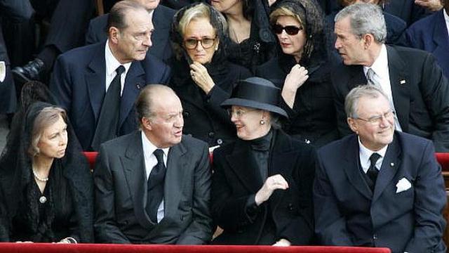 Los eméritos Sofía y Juan Carlos junto a los anteriores Reyes de Dinamarca en el funeral de Juan Pablo II.