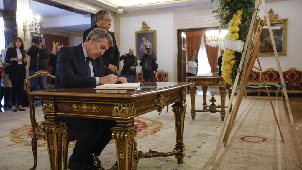 Alberto Núñez Feijóo, presidente del PP, firma este martes en el libro de condolencias de la Nunciatura, tras la muerte del Papa.