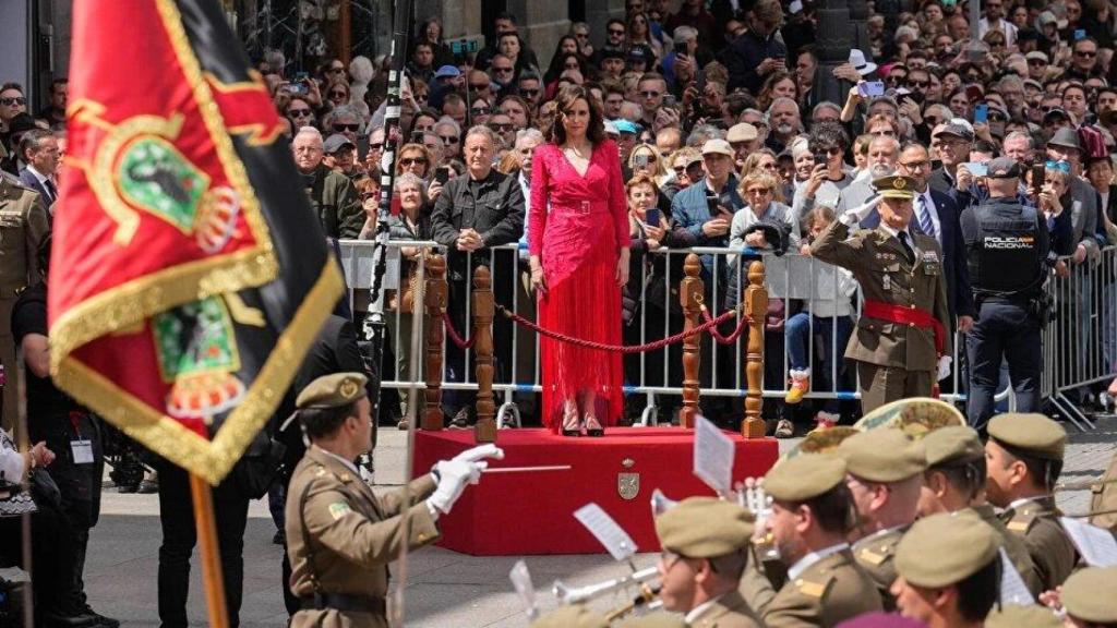 Isabel Díaz Ayuso, sobre una tarima en el tradicional acto cívico-militar del 2 de mayo de 2024, en la Puerta del Sol.