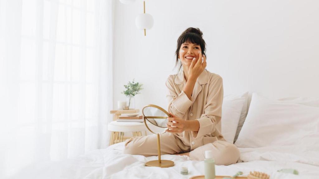 En las rutinas de cuidado facial deben aplicarse cosméticos de calidad, en menor cantidad.