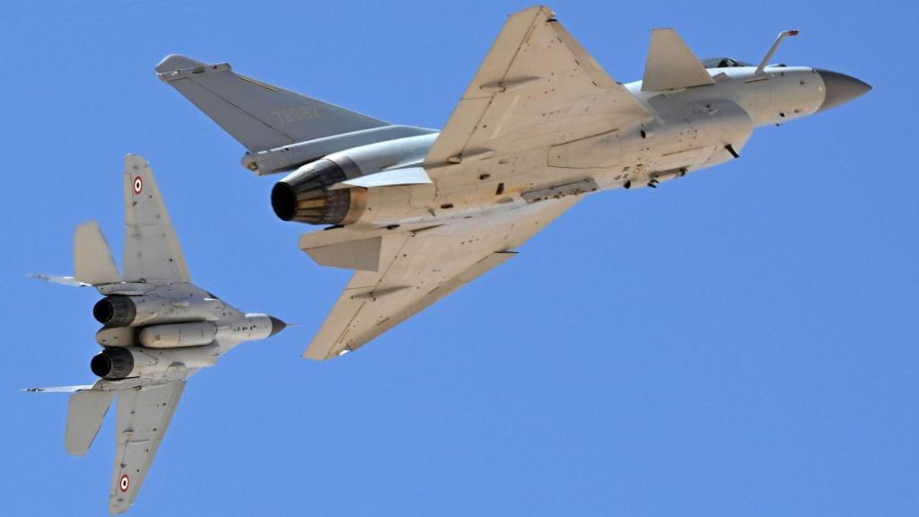 Dos cazas J-10C durante los ejercicios conjuntos entre China y Egipto