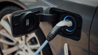 Un coche eléctrico cargando su batería.