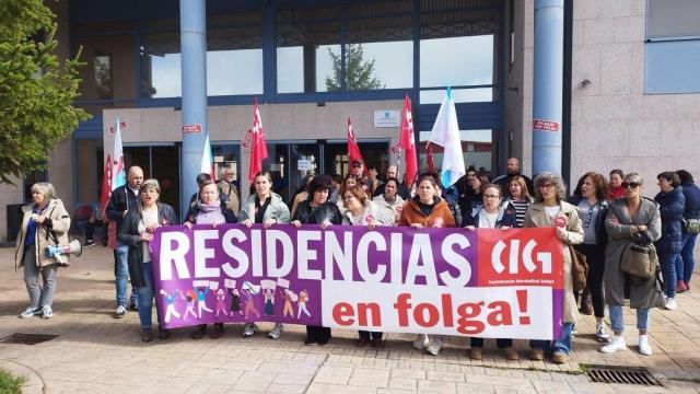 Trabajadoras de residencias privadas gallegas durante una manifestación.