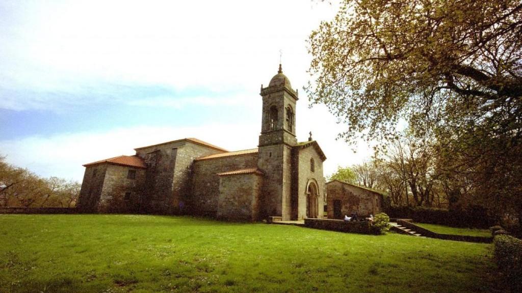 La Iglesia de Santa Susana está en la carballeira del mismo nombre.