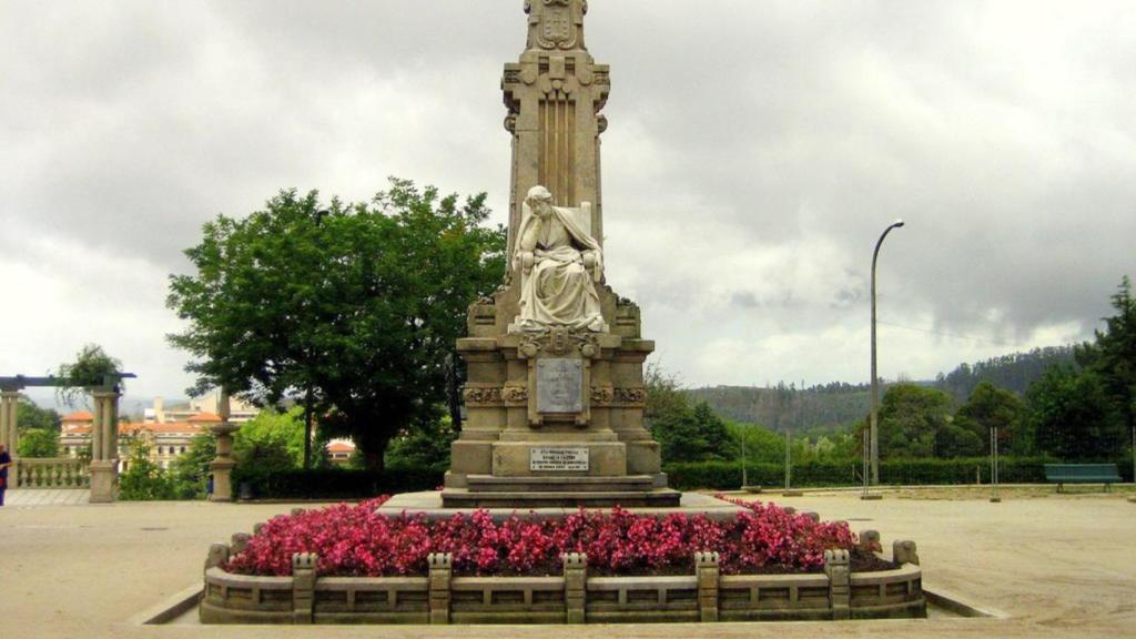 En su escultura en la Alameda, Rosalía está sentada.